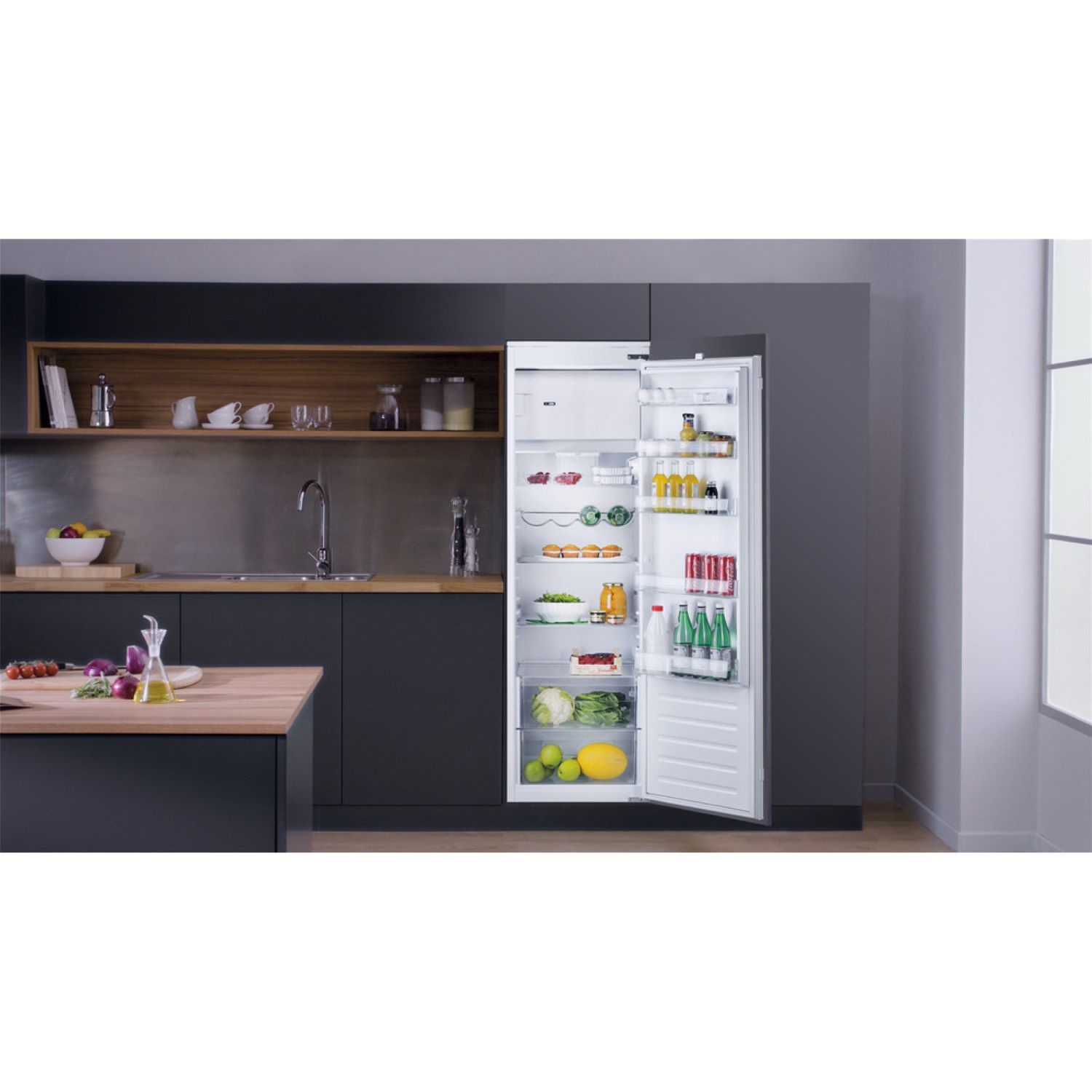 Hotpoint integrated fridge with outlet icebox